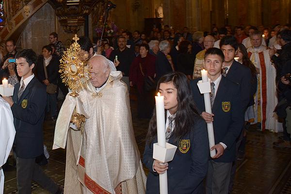 Miles de personas acompañan a Jesús Sacramentado por las calles de Santiago