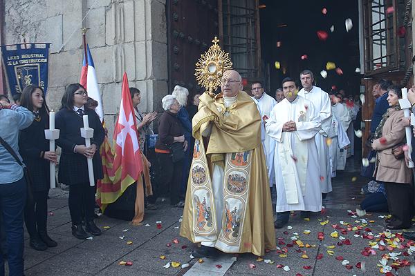 Miles de personas acompañan a Jesús Sacramentado por las calles ...